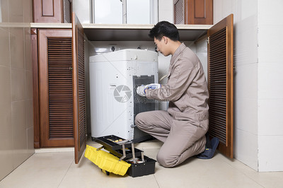 守護家庭潔凈 工人家電維修中的洗衣機專業(yè)維護